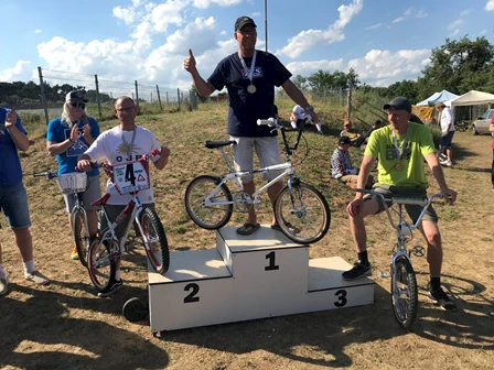 Dennoch mussten sich die Judges Rainer S.c.h.a.d.o.w.s.k.i, Martin „Brillski“ G.l.u.e.c.k und Gianfranco entscheiden, welche Bikes die begehrten Preise bekommen. Die folgenden Besitzer haben mit ihren Bikes in den einzelnen Kategorien das Podium erreicht: Best-of-Bike-Show (DAS perfekte Bike inkl Präsentation) 1. Frank N.o.w.i.t.z.k.i (VDC), 2. Mark S.c.h.o.e.l.z.l (JMC Patterson), 3. Christian H.i.m.o.l.i.k (March 1985)