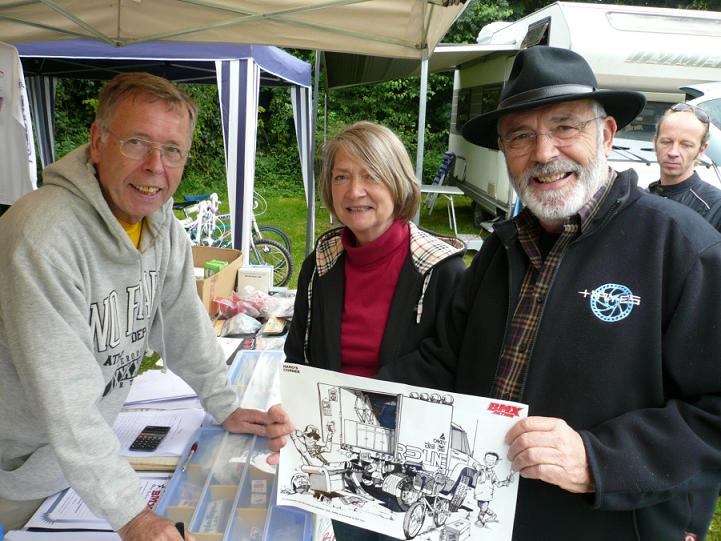 Wer war noch am Track? Der Urvater aller BMX-Shops in Deutschland: &quot;Hajo&quot; Hartwig Hofherr und Frau Hofherr waren als Besucher gekommen. Nach vielen Jahren Abstinenz sind beide nach Weilheim gekommen, um mit den Veteranen zu fachsimpeln und den Flair aus den 80igern zu fühlen. Hier diskutieren die Hofherrs gerade mit Dieter Schadowski am Stand von Rainers Bike Shop ueber ein Haro-Comic aus einem BMX Action Magazin