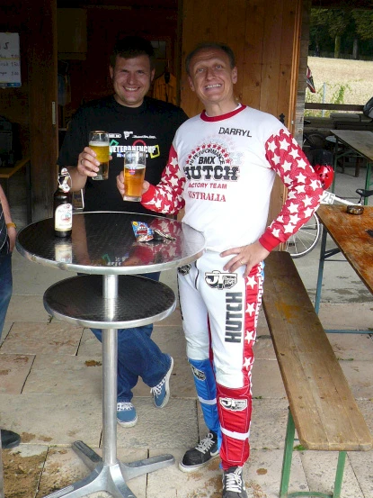 Nach dem Rennen brauchte es erst mal eine Erfrischung: Christian Penno (mit dem diesjährigen Veteranencup T-Shirt in schwarz mit Zeronine Retro-Look) und Jörg Arnold genehmigen sich ein Bier