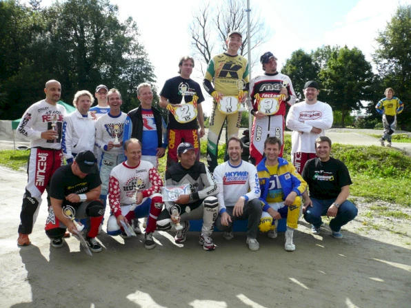 Foto Siegerehrung Oldschoolcup mit den acht Finalteilnehmern und allen anderen Oldschool-Fahrern