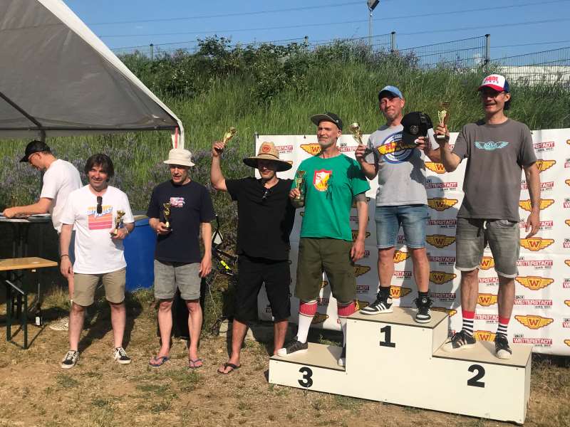 Bei den kettenlosen Rennen in der &quot;No-Chain-Klasse&quot; ging es ebenso spannend her, am Ende konnte sich Flo B.l.e.y.l.e.r durchsetzen und den Sieg ergattern. Auf Platz 2 kam Sebastian R.i.e.d, Platz 3 Thorsten M.a.t.e.r.i, die weiteren Plätze belegten Reynoud F.o.p.p.e.n vor Robert H.o.c.h, Marijus B.u.n.t.i.c und Marcus S.t.o.e.c.k.e.l.