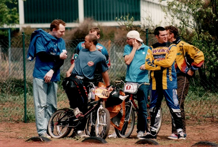 Ralf Mauritz (links) babbelt mit (damals) noch aktiven Elitefahrern wie (von links) Frank Brix (#40), Jens Linder (verdeckt) und Joe Ruckgaber (rechts mit Brille). Joe war bereits im Jahr 2000 bei den Veteranen am Start, Jens und Frank kriegen wir früher oder später auch noch